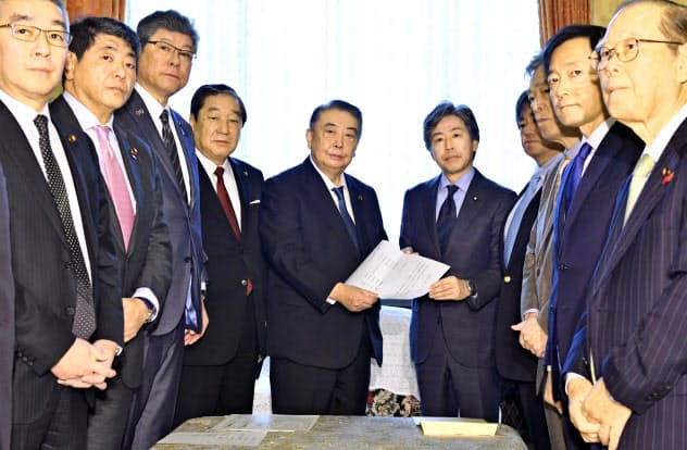 大島衆院議長(中央左)に臨時国会の会期延長を申し入れる野党各党の代表者ら=9日午前、国会=共同 大島衆院議長(中央左)に臨時国会の会期延長を申し入れる野党各党の代表者ら=9日午前、国会=共同
