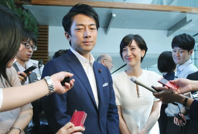 安倍首相に結婚を報告する小泉進次郎氏(左)と滝川クリステルさん。ノータイスタイルがキマっている