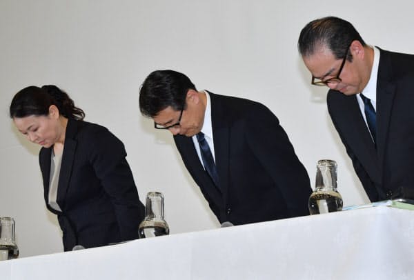 記者会見で頭を下げるセブン―イレブン・ジャパンの永松文彦社長(中)(10日、東京都千代田区)
