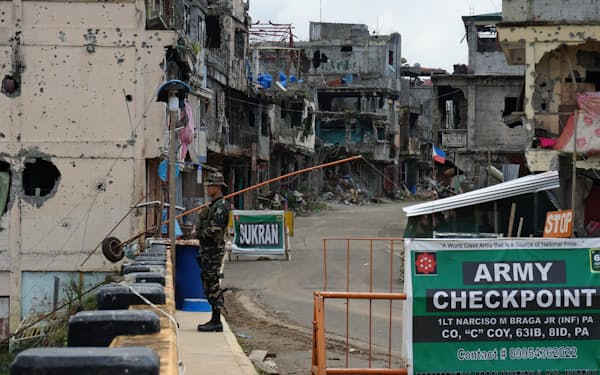 紛争の跡が生々しく残る市街地（フィリピン南部マラウイ市）