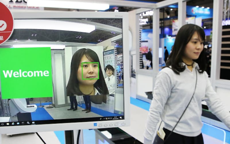 空港の出入国審査ができるNECの顔認証ゲート(3月、東京都江東区の東京ビッグサイト) 空港の出入国審査ができるNECの顔認証ゲート(3月、東京都江東区の東京ビッグサイト)