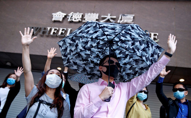香港での抗議デモは7カ月目に入り、社会の分裂や対立の影響が職場内にも広がっている=ロイター 香港での抗議デモは7カ月目に入り、社会の分裂や対立の影響が職場内にも広がっている=ロイター