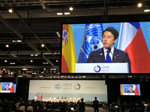 小泉氏は政府代表として演説した(11日、マドリード)