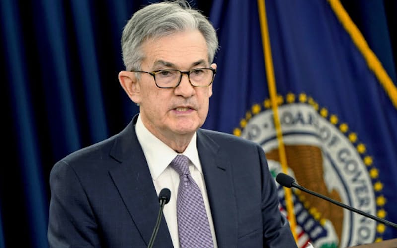 記者会見するパウエルFRB議長(11日、ワシントン)=ロイター 記者会見するパウエルFRB議長(11日、ワシントン)=ロイター