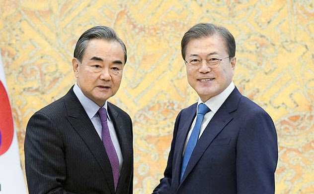 中国はTHAAD問題を蒸し返した。5日、ソウルの大統領府で握手する韓国の文在寅大統領(右)と中国の王毅外相(韓国大統領府提供・共同) 中国はTHAAD問題を蒸し返した。5日、ソウルの大統領府で握手する韓国の文在寅大統領(右)と中国の王毅外相(韓国大統領府提供・共同)