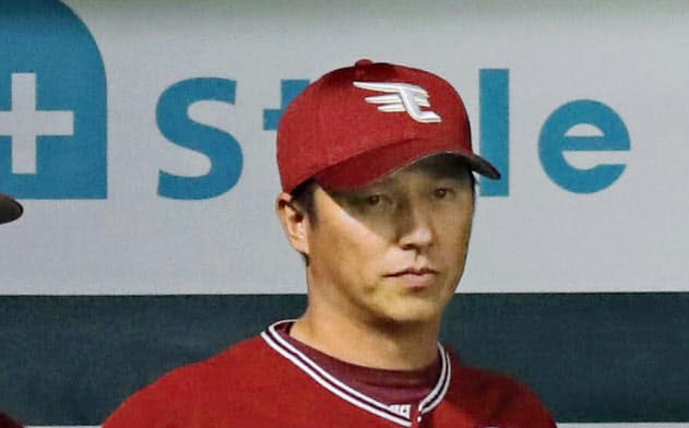チームづくりの地ならしをしながらCSにチームを進めた楽天の平石監督(右)だったが…=共同 チームづくりの地ならしをしながらCSにチームを進めた楽天の平石監督(右)だったが…=共同