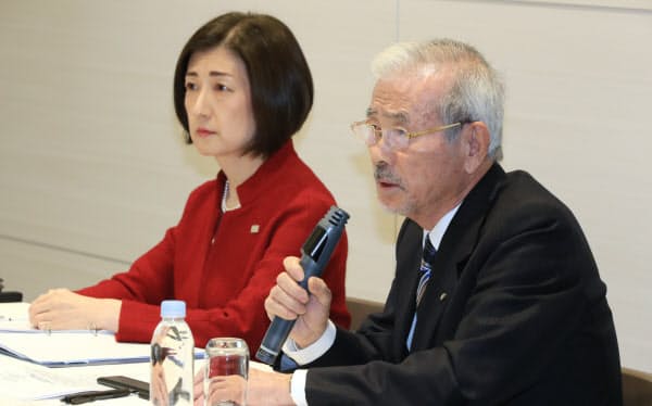 記者会見するヤマダ電機の山田昇会長(右)と大塚家具の大塚久美子社長(12日、東京都中央区)