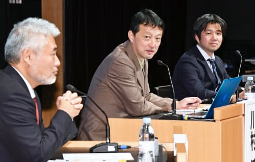 討論する(右から)河合、川村、飯田の各氏(11月15日、東京都千代田区)