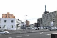 日通郡山支店とその駐車場(手前)。右は旧星総合病院(福島県郡山市) 日通郡山支店とその駐車場(手前)。右は旧星総合病院(福島県郡山市)