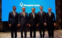 インドネシアのプルマタ銀の買収を発表するタイのバンコク銀のピティ会長(中)ら（12日、バンコク）