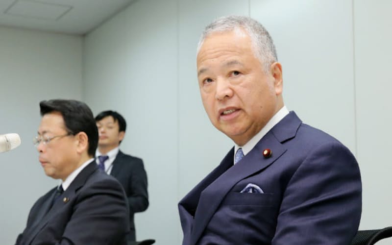 記者会見する自民党の甘利税調会長(右)と公明党の西田税調会長(12日、国会内) 記者会見する自民党の甘利税調会長(右)と公明党の西田税調会長(12日、国会内)