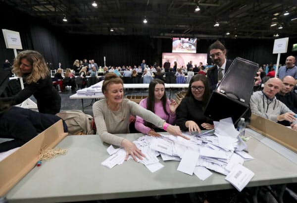 英総選挙で進められる開票作業(12日)=ロイター