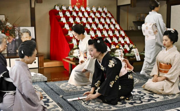 「事始め」で、京舞井上流五世家元の井上八千代さん(左手前)にあいさつする舞妓(13日午前、京都市)=共同 「事始め」で、京舞井上流五世家元の井上八千代さん(左手前)にあいさつする舞妓(13日午前、京都市)=共同