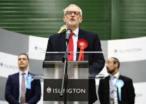 13日、労働党のコービン党首は大敗を受けて辞意を表明した=ロイター