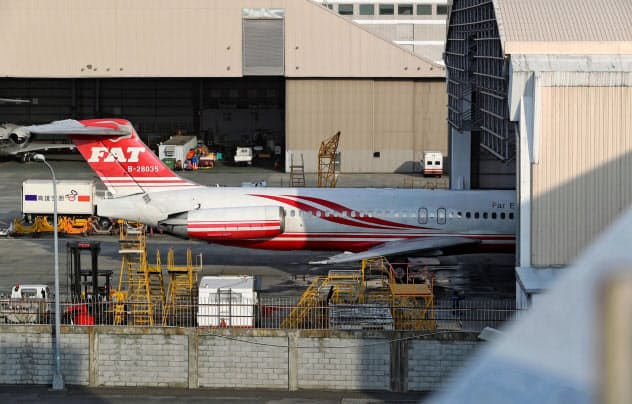 台北市・松山空港の遠東航空機=12日(中央通信社=共同) 台北市・松山空港の遠東航空機=12日(中央通信社=共同)