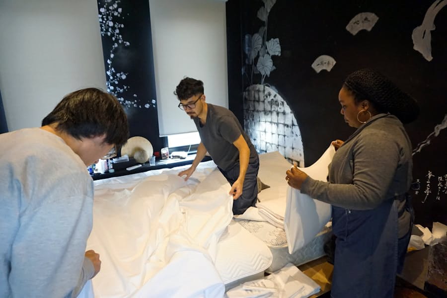 外国人 ホテルで就労学ぶ 大阪 Yolo Base 日本経済新聞