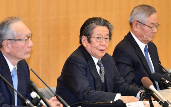 関電金品受領問題の調査状況について記者会見する第三者委員会の但木敬一委員長(中央)=15日、大阪市北区