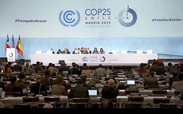 　COP25の全体会合=15日、マドリード（気候変動枠組み条約事務局提供・共同）