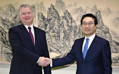 韓国外務省で会談した米国のビーガン北朝鮮担当特別代表(左)と李度勲朝鮮半島平和交渉本部長（16日、ソウル）=共同