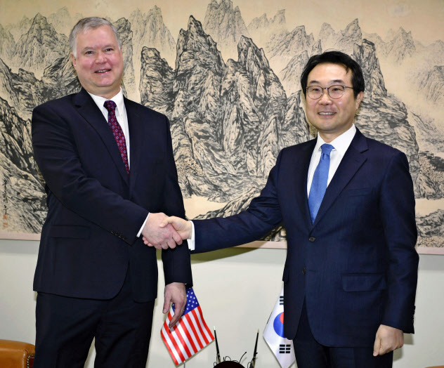 韓国外務省で会談した米国のビーガン北朝鮮担当特別代表(左)と李度勲朝鮮半島平和交渉本部長(16日、ソウル)=共同 韓国外務省で会談した米国のビーガン北朝鮮担当特別代表(左)と李度勲朝鮮半島平和交渉本部長(16日、ソウル)=共同