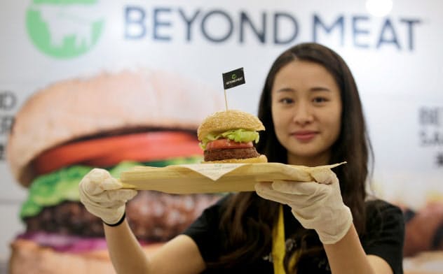 肉を食べないとする消費者が増える中、大手ハンバーガー店も植物由来の原材料で作った商品の提供を余儀なくされている=ロイター 肉を食べないとする消費者が増える中、大手ハンバーガー店も植物由来の原材料で作った商品の提供を余儀なくされている=ロイター