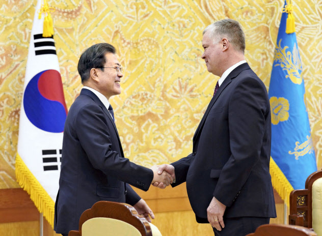 握手する韓国の文在寅大統領(左)と米国のビーガン北朝鮮担当特別代表(16日、ソウル)=聯合・共同 握手する韓国の文在寅大統領(左)と米国のビーガン北朝鮮担当特別代表(16日、ソウル)=聯合・共同