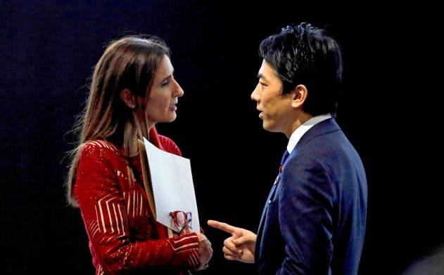 マドリードで開いたCOP25は議論が難航し会期を2日間延長した(15日、議長国チリのシュミット環境相と話す小泉進次郎環境相)=ロイター マドリードで開いたCOP25は議論が難航し会期を2日間延長した(15日、議長国チリのシュミット環境相と話す小泉進次郎環境相)=ロイター