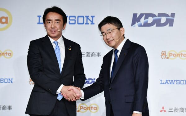 スマホ決済分野での提携を発表し、握手する竹増ローソン社長(左)と高橋KDDI社長(16日、東京・丸の内)
