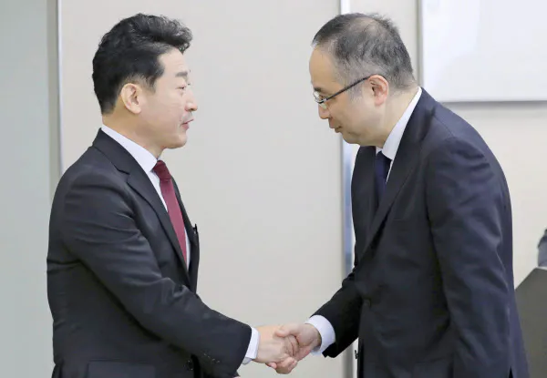 政策対話に臨む経産省の飯田陽一貿易管理部長(右)と韓国産業通商資源省の李浩鉉貿易政策官(16日、経産省)=代表撮影