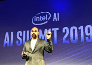 インテルはAI計算用の半導体を強化するため買収を重ねている(写真は11月にサンフランシスコで開いた記者会見) インテルはAI計算用の半導体を強化するため買収を重ねている(写真は11月にサンフランシスコで開いた記者会見)