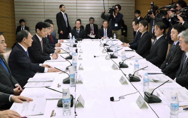 首相官邸で開かれたデジタル市場競争会議(17日午前)