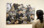 石田徹也さんの作品を鑑賞する女性(11月15日、米中西部シカゴ)=共同 石田徹也さんの作品を鑑賞する女性(11月15日、米中西部シカゴ)=共同