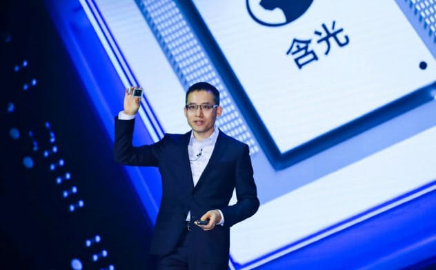 中国・杭州市で開かれたクラウドコンピューティングの会議で最新のAI半導体を公表するアリババCTOの張建鋒氏=ロイター 中国・杭州市で開かれたクラウドコンピューティングの会議で最新のAI半導体を公表するアリババCTOの張建鋒氏=ロイター