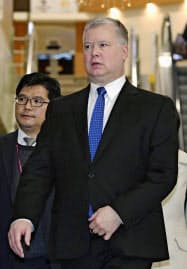 ソウル近郊の金浦空港から日本に向かう米国のビーガン北朝鮮担当特別代表(17日、ソウル)=共同 ソウル近郊の金浦空港から日本に向かう米国のビーガン北朝鮮担当特別代表(17日、ソウル)=共同