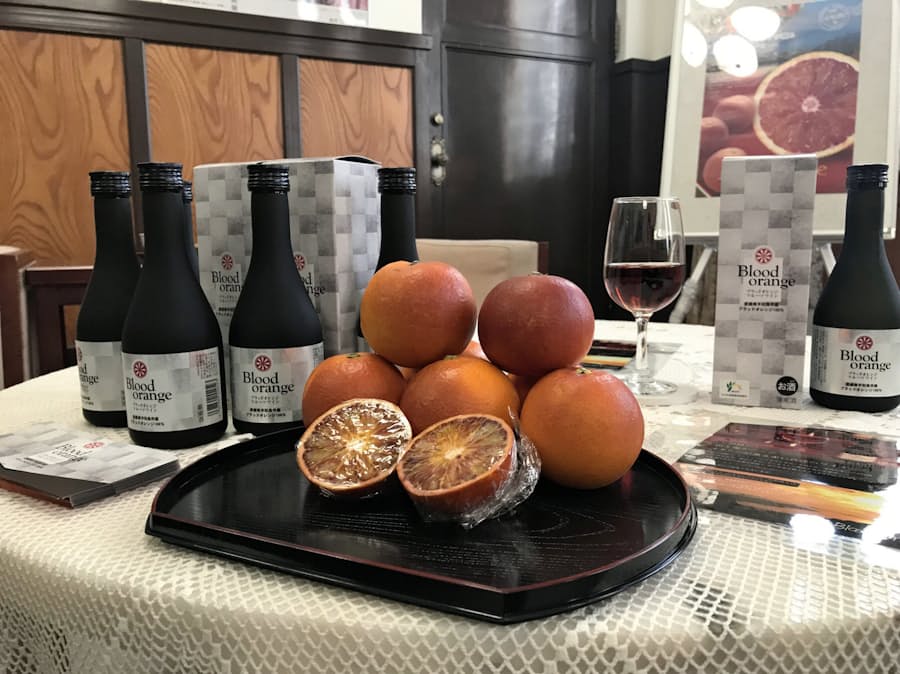 Jaえひめ南 ブラッドオレンジ果汁でワイン 日本経済新聞