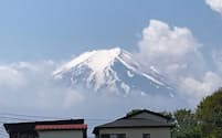 山梨・富士吉田市内から望む富士山（2019年5月）