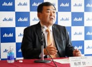 アサヒビールの塩沢賢一社長は販売動向の開示方針について説明した(17日、東京・墨田) アサヒビールの塩沢賢一社長は販売動向の開示方針について説明した(17日、東京・墨田)