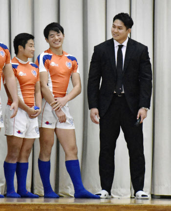 ラグビー姫野 母校訪問で ジャッカル 伝授 花園出場で激励 日本経済新聞 ラグビー姫野 母校訪問で ジャッカル 伝授 花園出場で激励 日本経済新聞