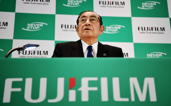 記者会見する富士フイルムホールディングスの古森重隆会長兼CEO(18日、東京都港区)