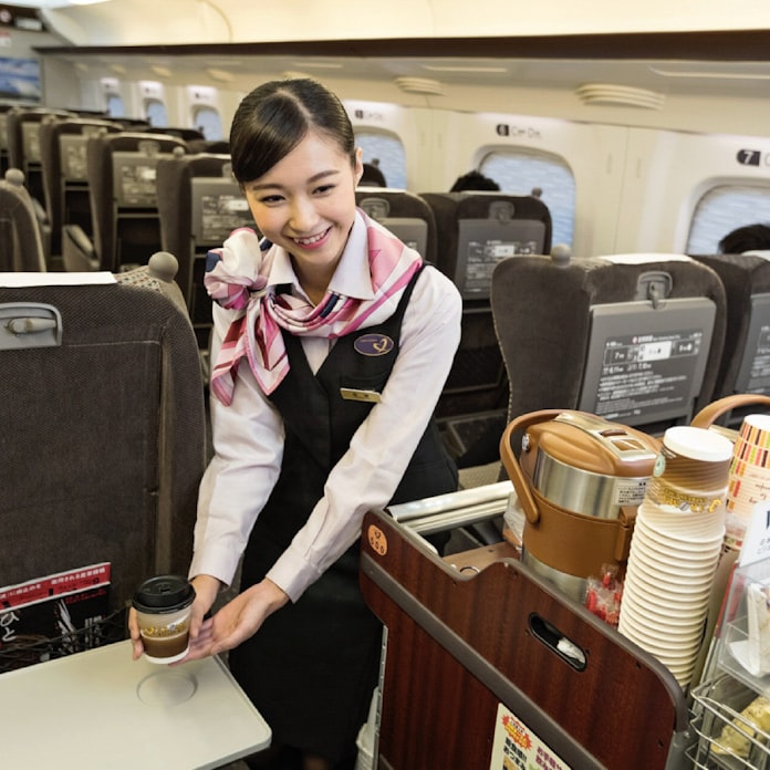 東海道新幹線の車内販売 もうからなくても続ける理由 日本経済新聞 東海道新幹線の車内販売 もうからなくても続ける理由 日本経済新聞