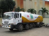 専用の搬送車で販売店にガスを届ける 専用の搬送車で販売店にガスを届ける