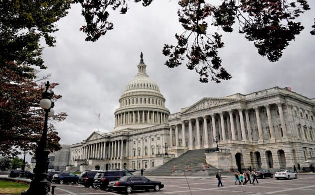 トランプ米大統領の弾劾訴追を決めた米議会(ワシントン)=ロイター トランプ米大統領の弾劾訴追を決めた米議会(ワシントン)=ロイター