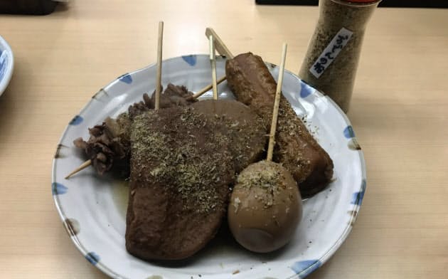 静岡おでんは黒はんぺん（中央）など魚を原料とする具材が特徴で、だし粉をかけてたべる（居酒屋「あさひ）