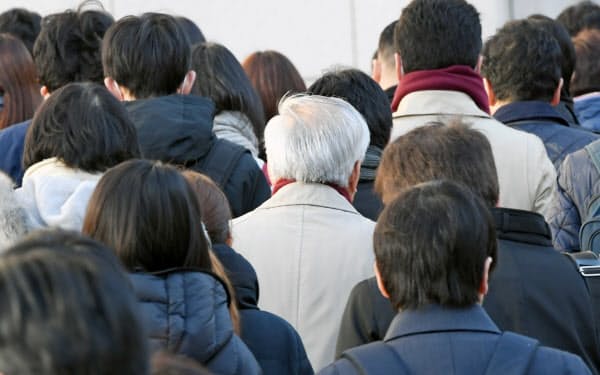 公的年金の支給水準の低下や健康で長生きする高齢者の増加を見据え、年齢に関わらず働き続けやすい環境を整える