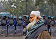 インドではデモが全土に広がり、各地で厳戒態勢が敷かれている(19日、デリー)=ロイター インドではデモが全土に広がり、各地で厳戒態勢が敷かれている(19日、デリー)=ロイター