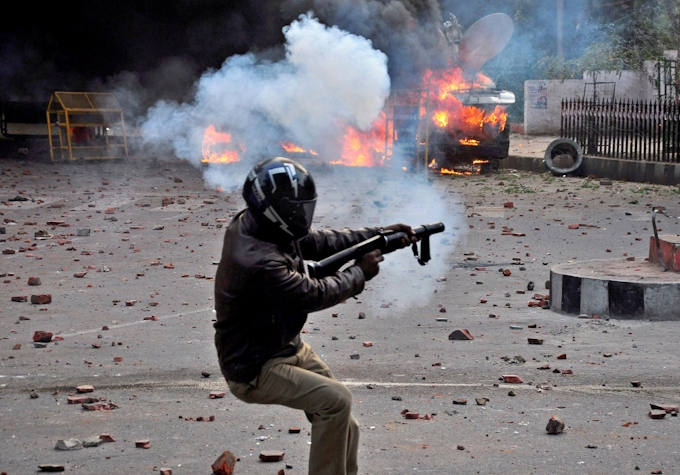 インド警官発砲で2人死亡 抗議デモ 全国に拡大 日本経済新聞