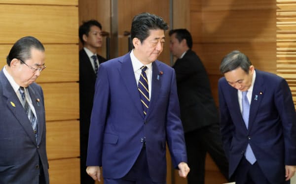 閣議に臨む安倍首相(20日午前、首相官邸)