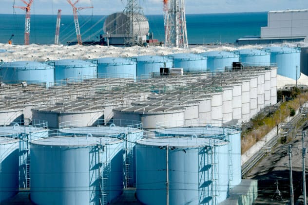 処理水の入った福島第1原発のタンク群(4日)=代表撮影 処理水の入った福島第1原発のタンク群(4日)=代表撮影