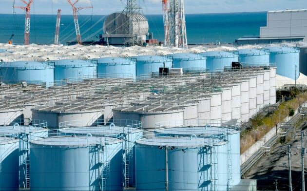 処理水の入った福島第1原発のタンク群(4日)=代表撮影 処理水の入った福島第1原発のタンク群(4日)=代表撮影