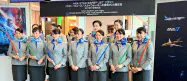 客室乗務員も「ライトセーバー」を手に公開を盛り上げた(20日、羽田空港) 客室乗務員も「ライトセーバー」を手に公開を盛り上げた(20日、羽田空港)
